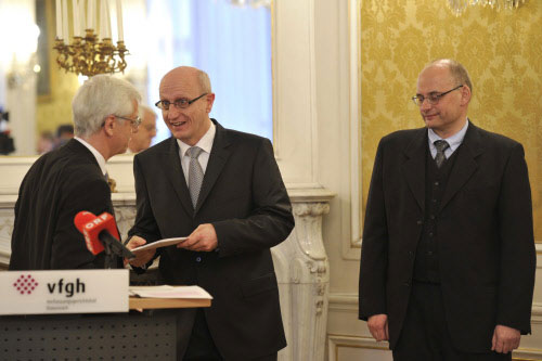 Die Richter Holoubek und Lienbacher müssen VfGH-Präsident Holzinger (v. 
re.) ihre Gutachtertätigkeit nicht melden.
