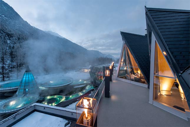 Ein Bravo fürs Baukonzept und Buhrufe für die Bauordnung: Der Panoramablick aus dem Penthouse zum Pritscheln geht nur in eine Richtung.
