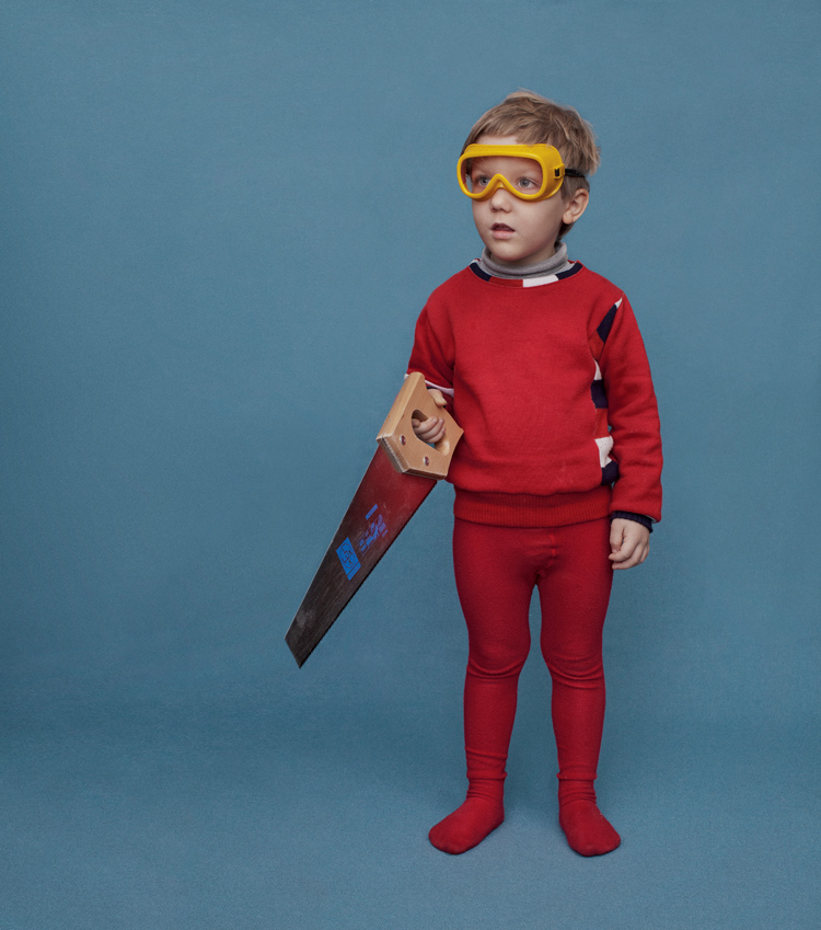 Carl mit Fuchsschwanz und Heimwerkerbrille. Der Pullover stammt aus der Kollektion seiner Mama.