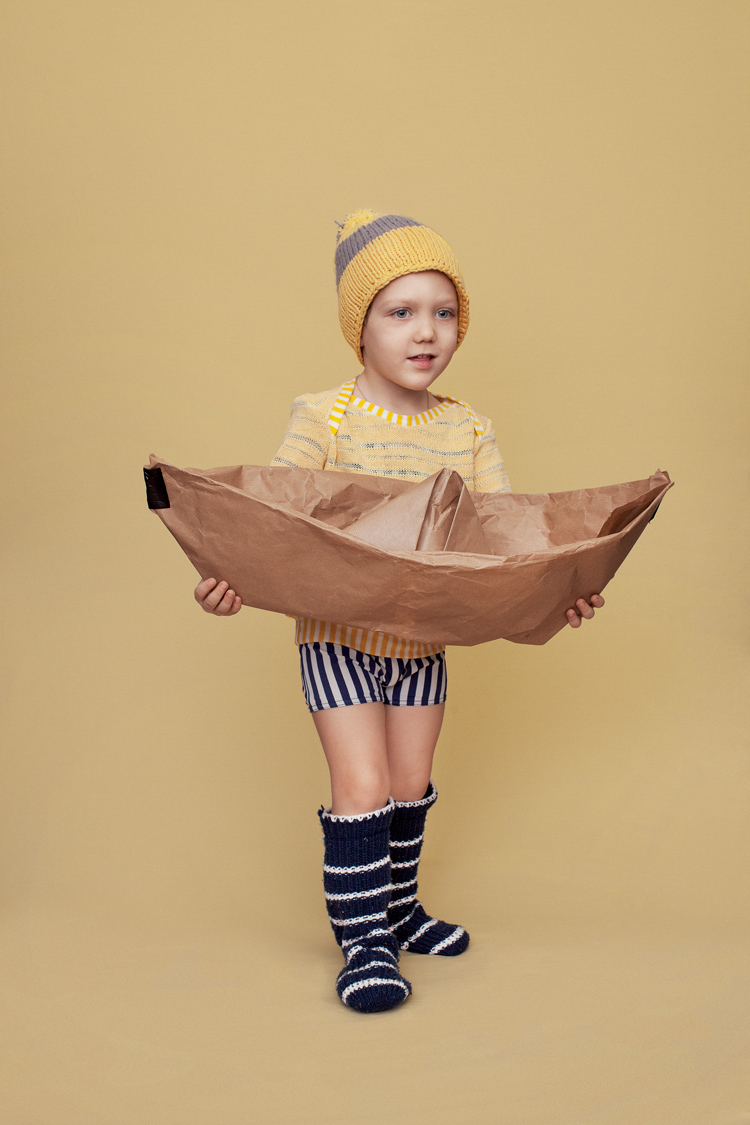 Carl mit DIY-Spielzeug aus Packpapier und Gaffa-Band, Haube und Socken sind selbstgetrickt.
