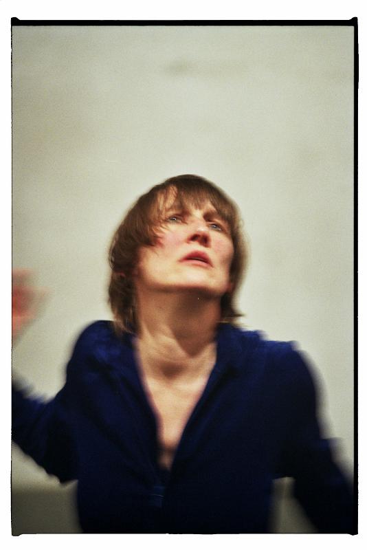 Verkörpert im blauen Overall alle vier Porträtierten, darunter Alain Platel, Jonathan Burrows und Xavier Le Roy: Christine De Smedt in " Untitled 4".&nbsp;
