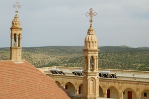 Die Türme von Mor Gabriel im Südosten der Türkei. Der Metropolit, zwei Dutzend Nonnen, Mönche und Arbeiter leben im Kloster der alten syrisch-orthodoxen Kirche.