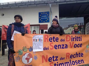 Die Veranstalter des "transnationalen Migrantenstreiks" wollen darauf aufmerksam machen: Der Brenner, das sei inzwischen der "zentrale Schnittpunkt eines rassistischen Grenzsicherungssystems", wie ein Redner sagt.