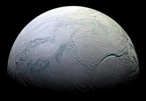 Unter dem Südpol von Enceladus dürfte sich ein ausgedehnter Ozean  verbergen. Das zumindest ergaben frühere Schwerkraft-Messungen der  Nasa-Sonde Cassini. Quarzpartikel, die aus dem Inneren des Saturnmondes  stammen, weisen zudem nun auf heiße Quellen auf dem Grund dieses Ozeans  hin.