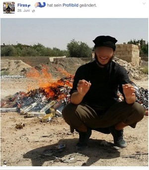Stolz posierte Firas H. im Juni vergangenen Jahres bei der Verbrennung von Zigaretten in Syrien. Nun soll er tot sein.