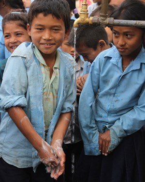 Ein Elfjähriger wäscht sich die Hände in sauberem Wasser in seinem Dorf Korak - wo ein Millenniumsziel mit Juni erfüllt sein soll.
