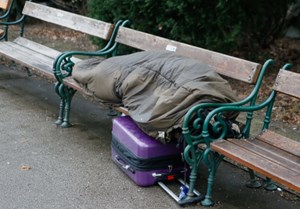 Schlafender Obdachloser im Wiener Stadtpark Freitagfrüh