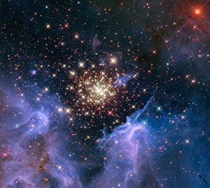 Der Sternhaufen NGC3603  ist rund 20.000 Lichtjahre entfernt. Er hat  wahrscheinlich bereits etwa acht seiner schweren Sterne in die  Milchstraße hinaus geschleudert.