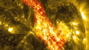 Eruptionen auf der Sonnenoberfläche können als magnetische Stürme auch auf der Erde noch Schaden anrichten. Alle 30 bis 40 Jahre kommen größere Ereignisse auf der Erde vor.