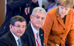 Der türkische Premier Ahmet Davutoglu (links) mit dem türkischen EU-Minister Volkan Bozkir und der deutschen Kanzlerin Angela Merkel. Wie die EU gemeinsam mit der Türkei in der Flüchtlingskrise vorgehen will, darüber konnten sich die 28 EU Staats- und Regierungschefs erneut nicht einigen.