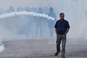 Ein Mann spazierte am Samstag zwischen No Border-Aktivisten und der italienischen Polizei.