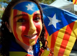 Katalanische Flaggen überall: Zahlreiche Menschen gingen am Sonntag in den Nationalfarben für die Loslösung Kataloniens von Spanien auf die Straße.