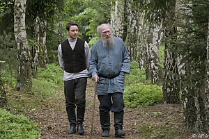 Walentin (McAvoy) verehrt Tolstoi (Plummer)