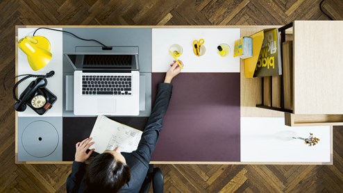 Collective desk: arbeitstisch, basteltisch, küchentisch in einem ...