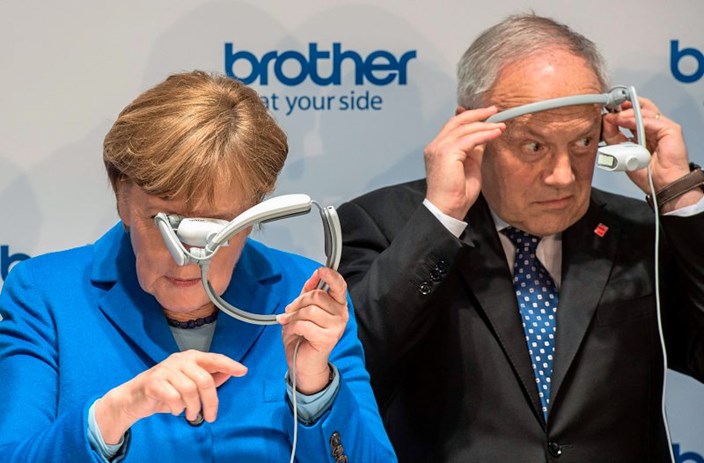 merkelaugmentedArtikelbild.jpg