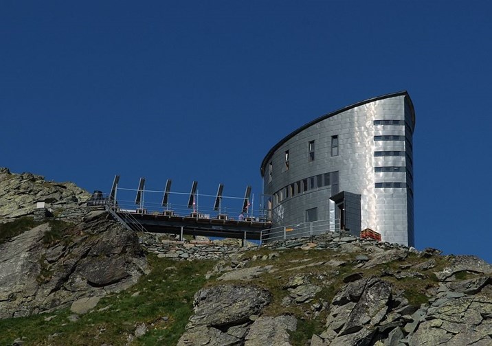 Moderne hütten zwischen mächtigen bergen architektur & stadt ...