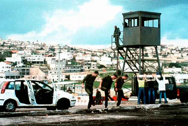 http://images.derstandard.at/t/M625/movies/2002/4145/160822224054221_9_goettliche-intervention-eine-chronik-von-liebe-und-schmerz_aufm03.jpg http://images.derstandard.at/t/M625/movies/2002/4145/160822224054221_9_goettliche-intervention-eine-chronik-von-liebe-und-schmerz_aufm03.jpg