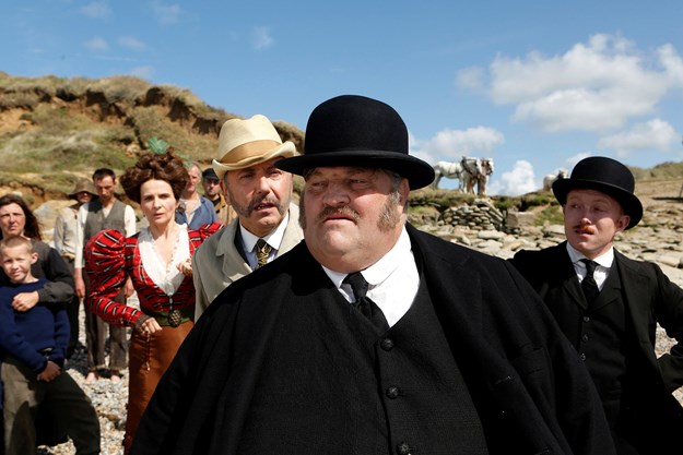 http://images.derstandard.at/t/M625/movies/2016/23658/170208223033202_8_die-feine-gesellschaft_aufm03.jpg http://images.derstandard.at/t/M625/movies/2016/23658/170208223033202_8_die-feine-gesellschaft_aufm03.jpg