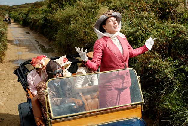 http://images.derstandard.at/t/M625/movies/2016/23658/170208223033374_12_die-feine-gesellschaft_aufm04.jpg http://images.derstandard.at/t/M625/movies/2016/23658/170208223033374_12_die-feine-gesellschaft_aufm04.jpg