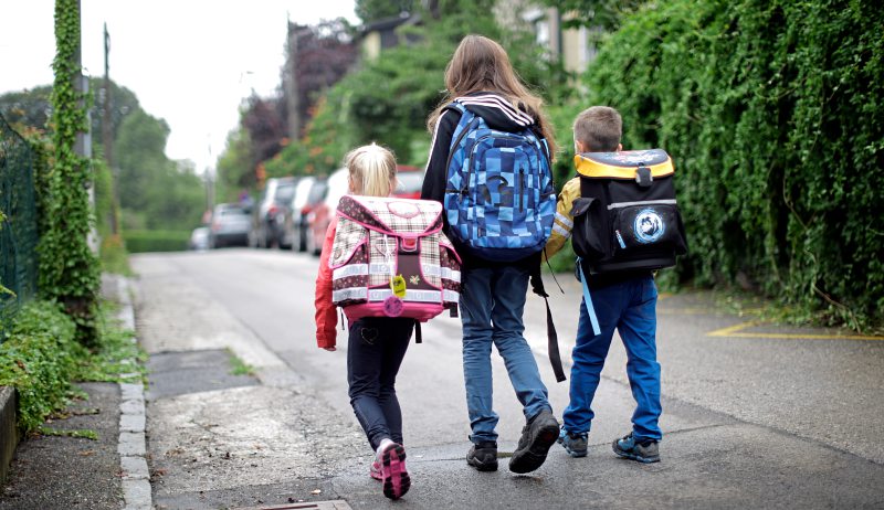 Immer weniger Kinder gehen zu Fuß in die Schule Kind