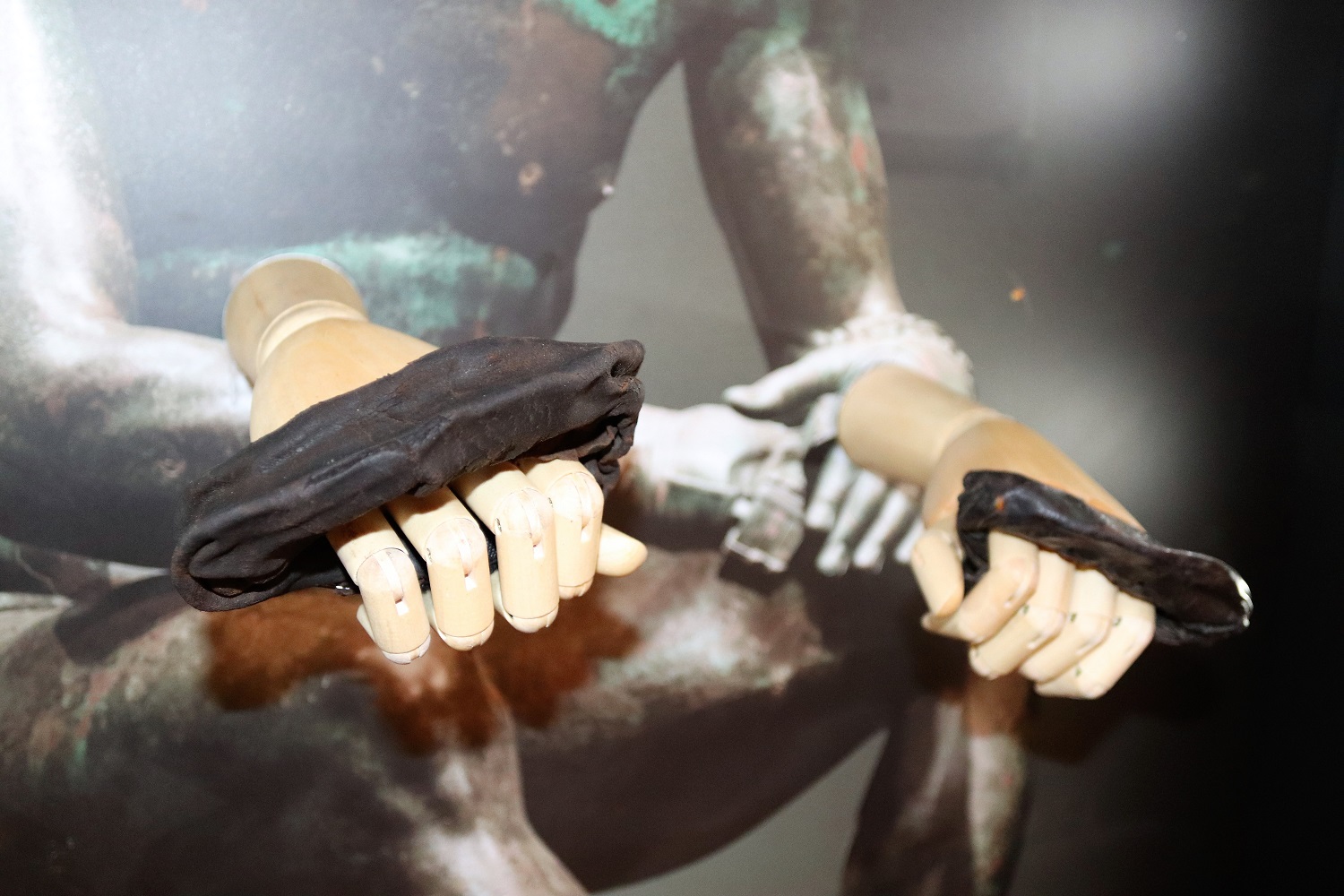 Roman20Boxing20Gloves20on20Hands20Small1.jpg