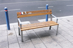 Die neuen Parkbänke auf der Mariahilferstrasse geben Anlass zur Sozialkritik. Sie sind kürzer und unbequemer ...