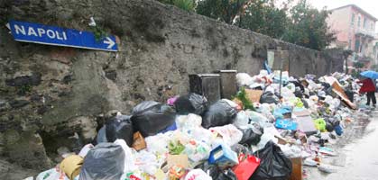 Neapel Versinkt Im Abfall Woran Liegt Das Neapel droht wieder im Müll zu versinken - Ökologie - derStandard.at