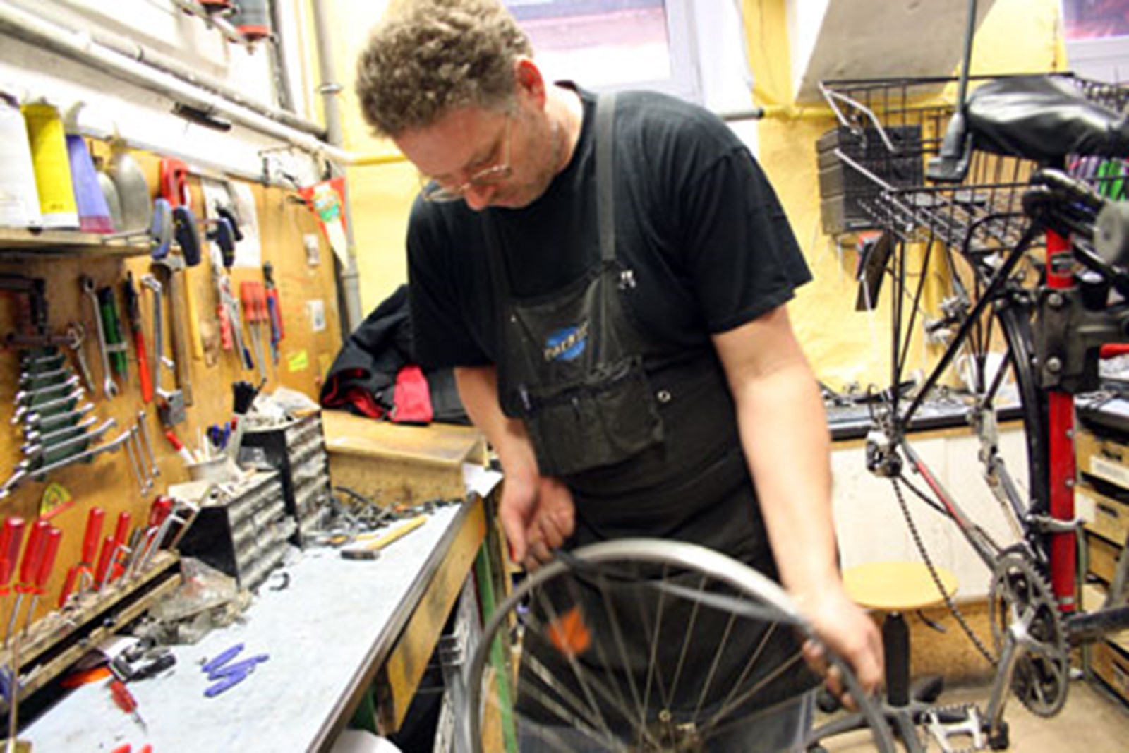 Reifen wechseln, Patschen flicken Fahrrad derStandard