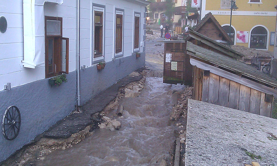 Bilder von den Unwetterschäden in Hallstatt - Hochwasser - derStandard ...