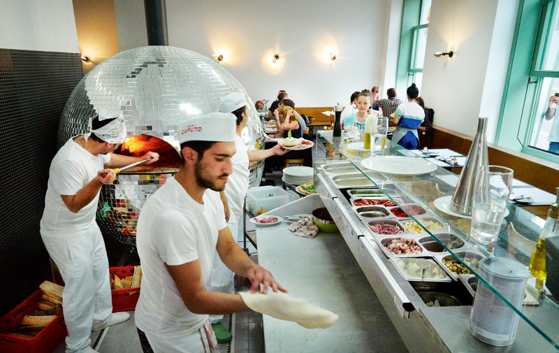 Missionsstation Sancta Pizza Disco Volante Lokale Im 6 Bezirk