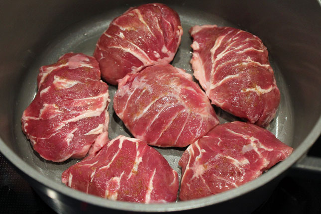 Rezept: Geschmorte Schweinsbackerl mit Pastinaken und Kren ... Rezept: Geschmorte Schweinsbackerl mit Pastinaken und Kren ...