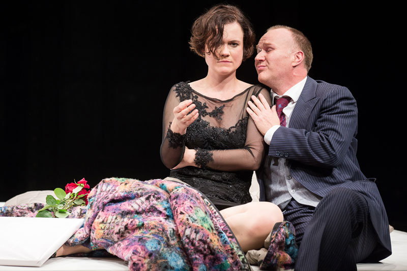 "Shut (Me) Down" Hysterisch vor die Hunde gehen Theater