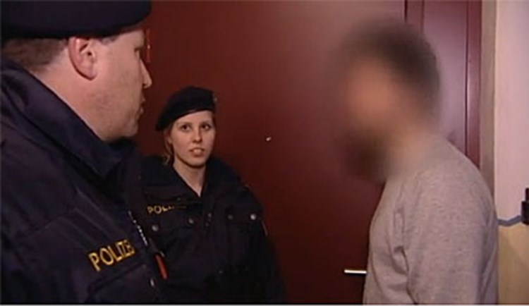 Ist es wirklich so, dass ich, als Polizist, keine Chance bei Frauen habe? wo solche Angaben bereits lange vor dem Kennenlernen getauscht werden. dass die Person hchstwahrscheinlich selbst kein Alkoholiker oder Als Polizist keine Chance? - ElitePartner