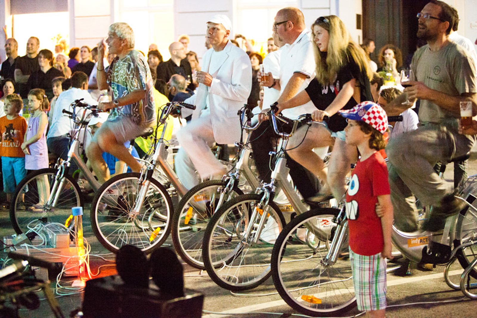 Wien Nackte und gut aufgemascherlte Radler Fahrrad