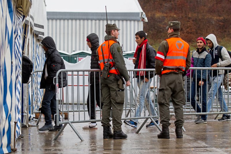 Osterreich 90 000 Asylantrage Im Jahr 15 Flucht Und Politik Derstandard At Panorama