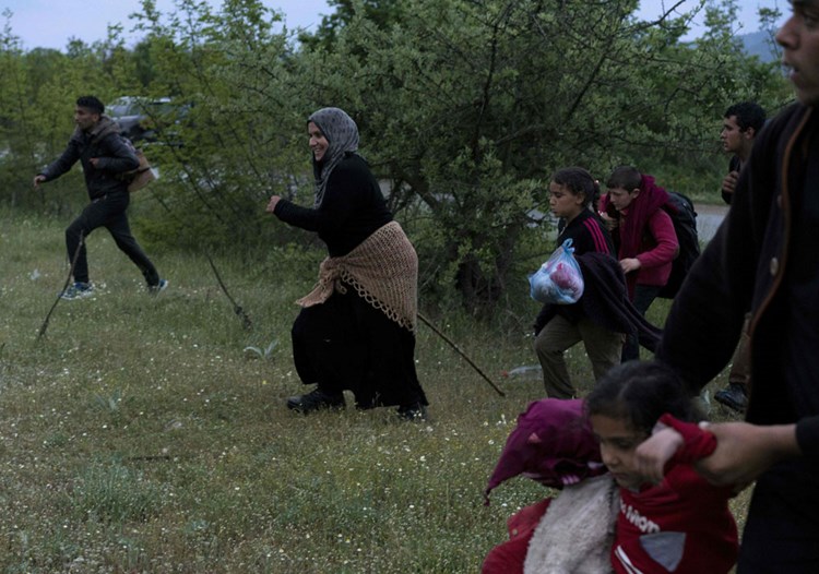 Dutzende Fluchtlinge Gelangten Uber Grenze Nach Mazedonien Fluchtlinge Derstandard At Panorama