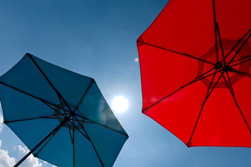 Jesolo setzt auf selbstöffnende Sonnenschirme mit Solarenergie