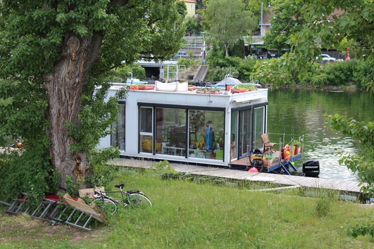 Floating Home Das Designer Hausboot Findmyhome At News