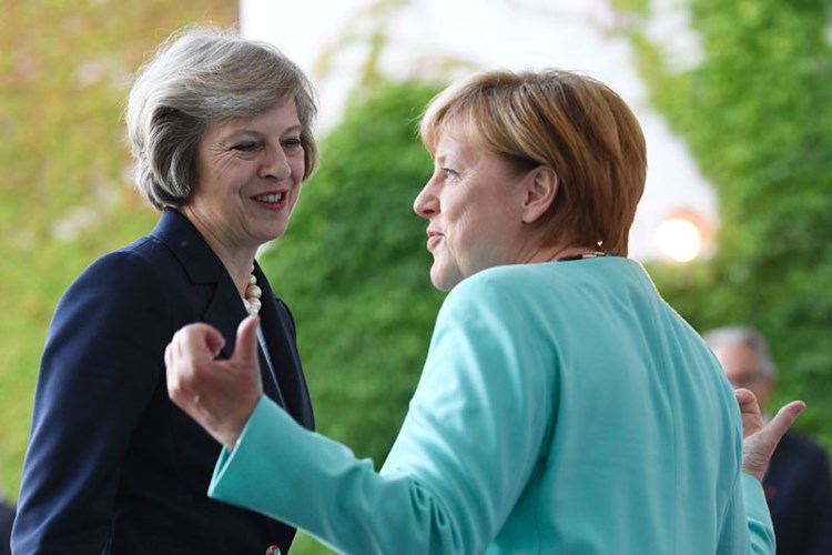 Neue britische Premierministerin May bei Merkel - Großbritannien