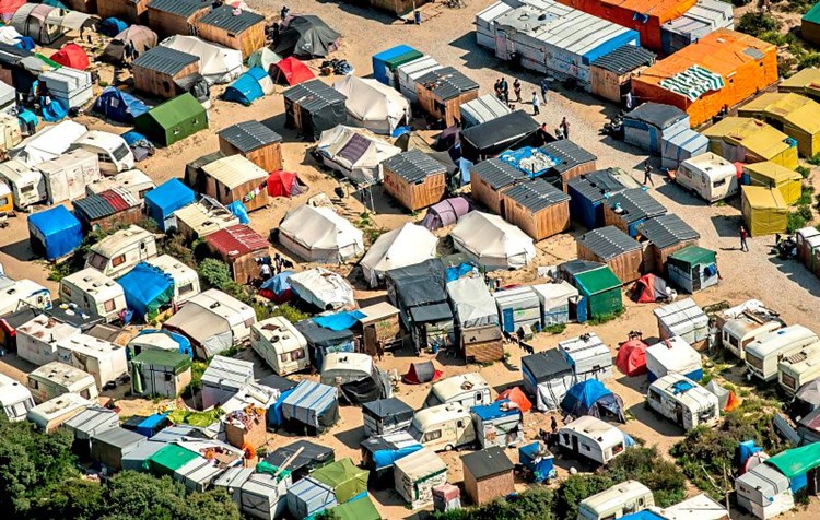 Frankreich Will Calais Fluchtlingslager Schrittweise Raumen Fluchtlinge Derstandard At Panorama