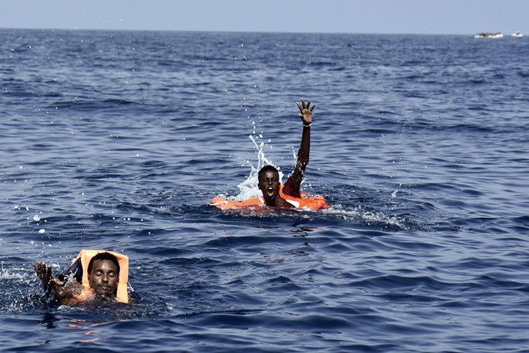 Mittelmeer Weniger Fluchtlinge Mehr Tote Flucht Und Politik Derstandard At Panorama