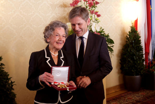 Elisabeth Leopold erhält das goldene Ehrenzeichen für Verdienste um das