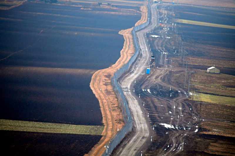 Ungarn Baut Zweiten Zaun An Grenze Zu Serbien Fluchtlinge Derstandard At Panorama