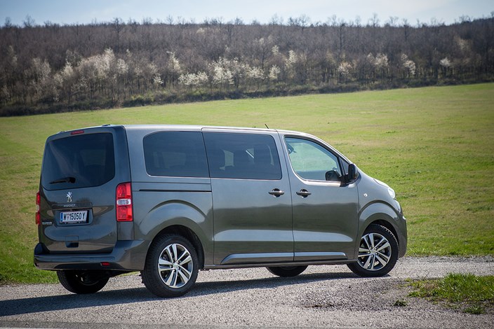 Лобовое стекло peugeot traveller