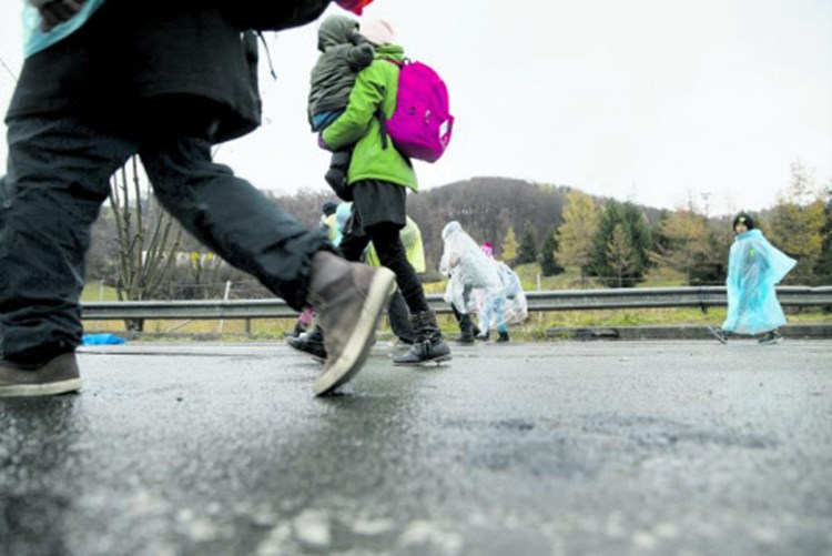 Geschlossene Balkanroute Fur Tausende Fluchtlinge Weiter Offen Flucht Und Politik Derstandard At Panorama