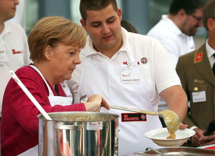 Angela Merkel Gibt Tipps Zum Kartoffelsuppe Kochen Essen Trinken Derstandard At Lifestyle
