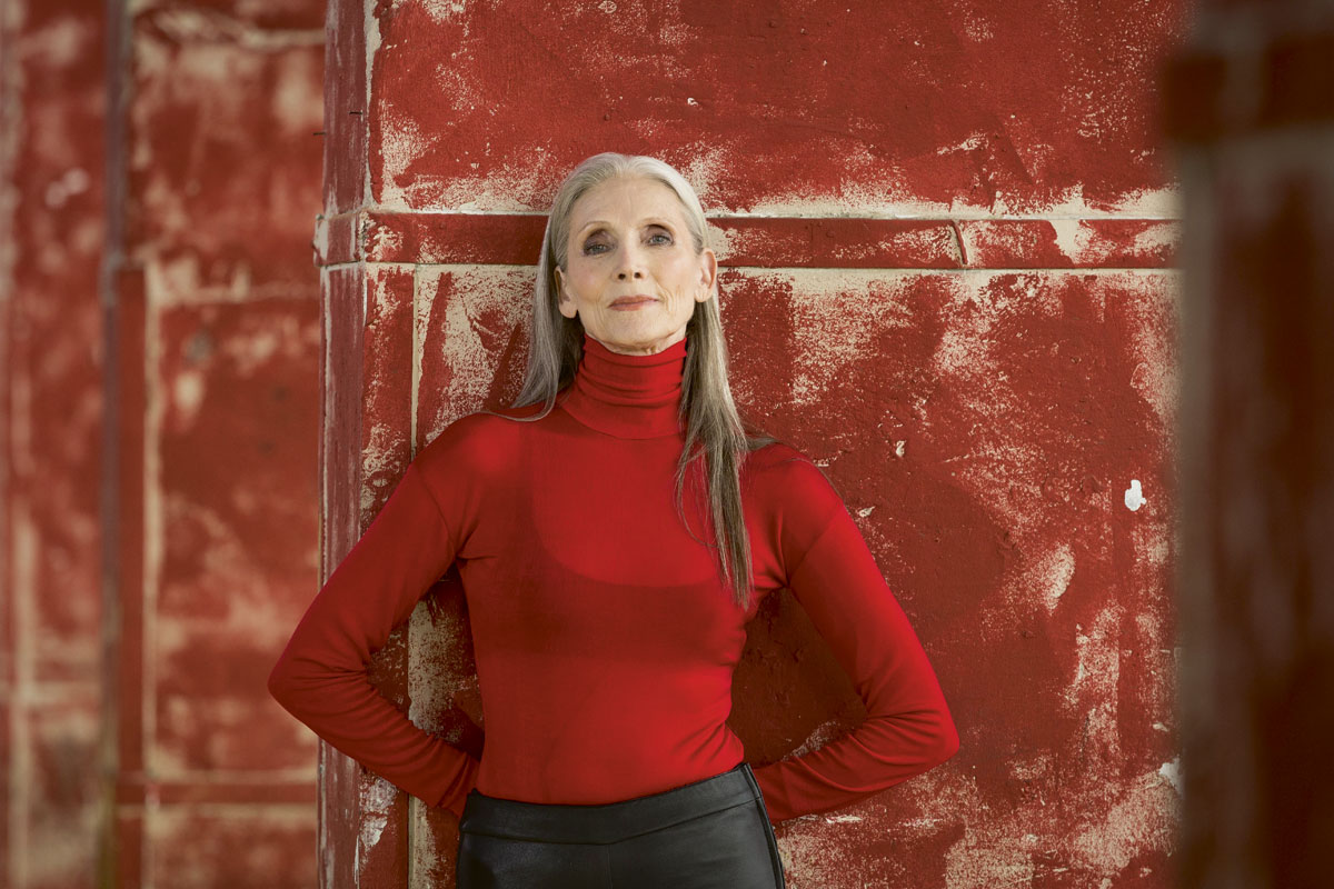 Eveline Hall: Model-Star mit grauem Haar - Mode & Kosmetik