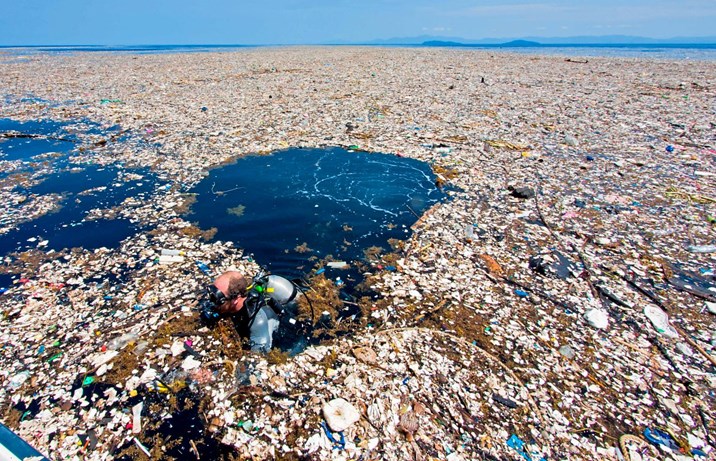 Schwimmender Plastikstrudel In Zentralamerikanischem Fluss Weltmeere schwimmender-plastikstrudel-in-zentralamerikanischem-fluss-weltmeere