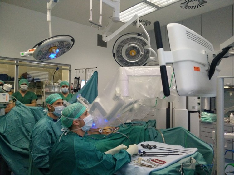 Roboterarme Helfen In Salzburg Beim Operieren Hormone Derstandard At Gesundheit
