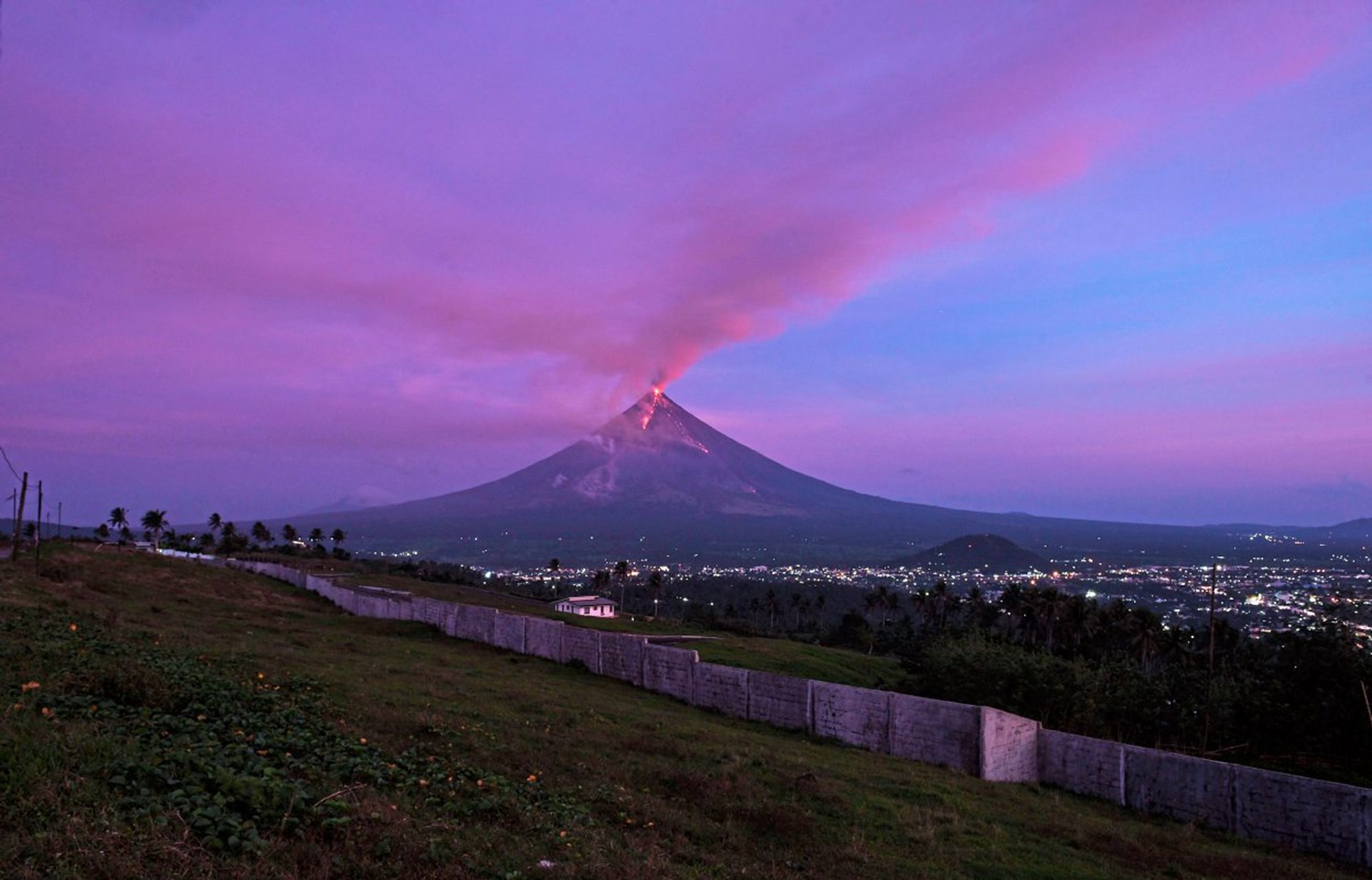 Aktiver Vulkan Mayon sorgt für Besucherplus auf den Philippinen